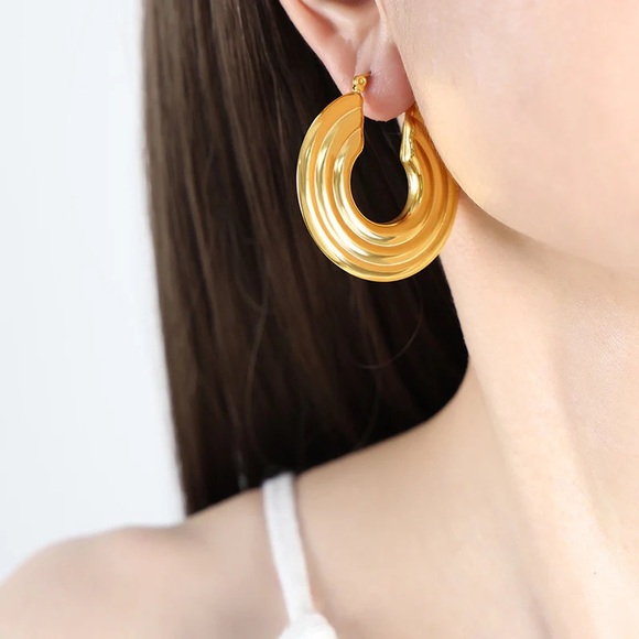 NEW💎18K Gold Plated Chunky Hoop Earrings - Picture 3 of 6